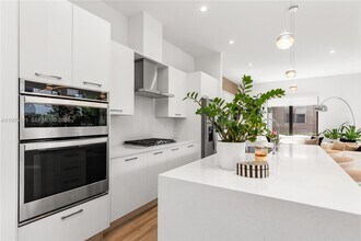 4301 NW 81st Ct in Doral, FL - Building Photo - Building Photo