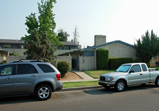 2717 E Harvard Ave in Fresno, CA - Foto de edificio - Building Photo