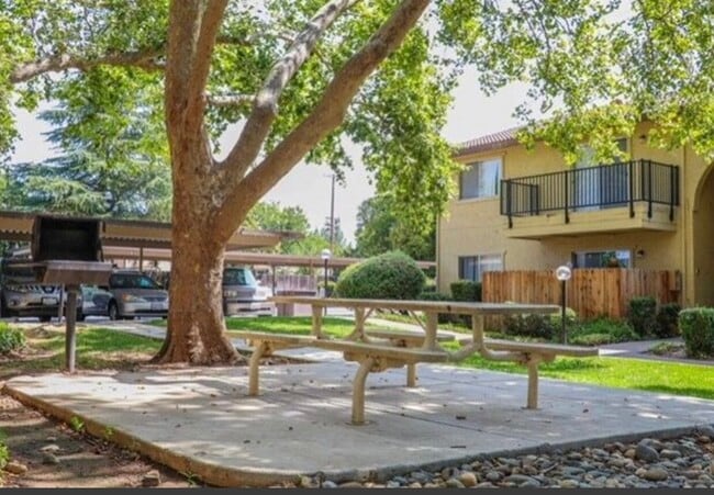 Pacific Oaks Apartments in Sacramento, CA - Building Photo - Building Photo