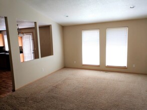 5760 Valleywood Loop SE in Salem, OR - Foto de edificio - Building Photo