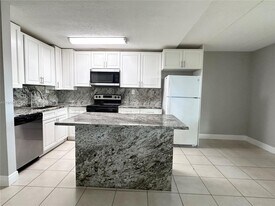 105 Meadows Cir in Boynton Beach, FL - Building Photo