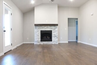 282 Hickory Hills St in Rogersville, MO - Foto de edificio - Building Photo