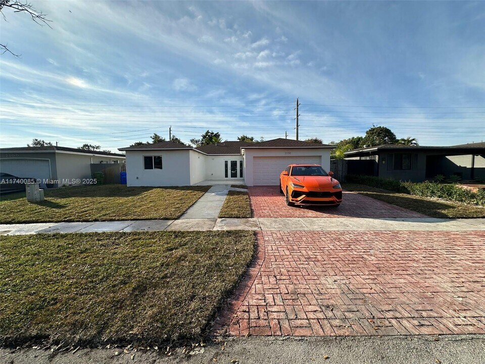 2110 NW 91st Ter in Pembroke Pines, FL - Foto de edificio