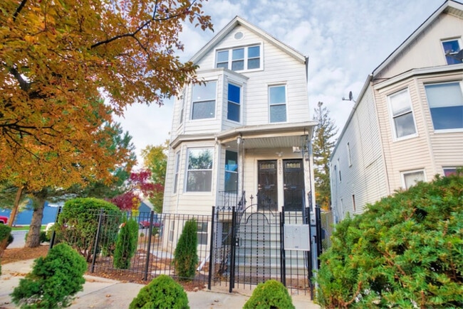 property at 2700 N Ridgeway Ave