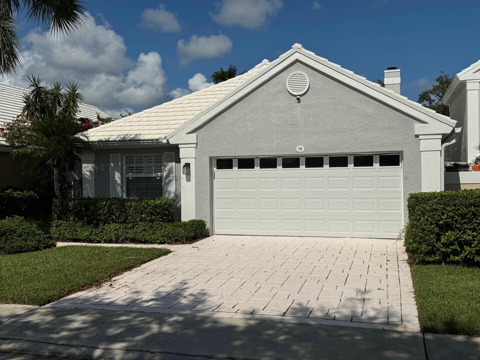 14 Brighton Ct in Palm Beach Gardens, FL - Building Photo