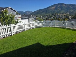 2121 SE Wyndham Way in Grants Pass, OR - Building Photo - Building Photo