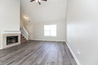 8432 Creek Front Dr in Memphis, TN - Foto de edificio - Building Photo