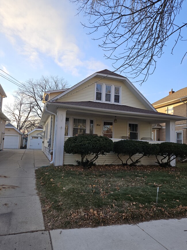 816 Aurora Ave, Unit 816 lower