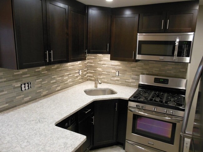 84 Hooper Rd in Dedham, MA - Building Photo - Building Photo