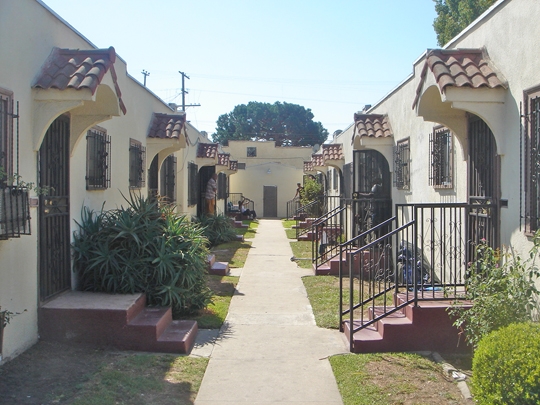 640-646 E 78th St in Los Angeles, CA - Building Photo