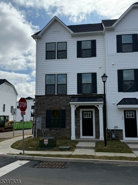 106 E Stiger St in Hackettstown, NJ - Building Photo