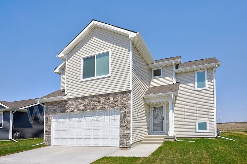 1235 Locust St in Waukee, IA - Building Photo