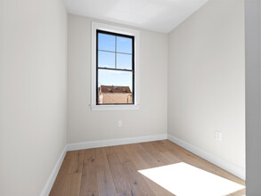 46 Woodward St, Unit 2 in Boston, MA - Building Photo - Building Photo