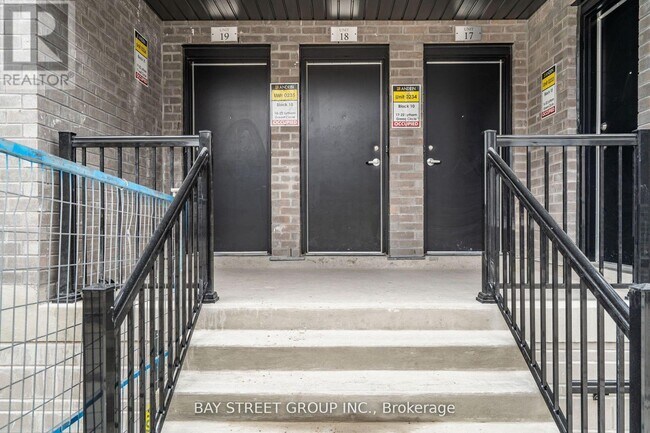 22 Lytham Grn Cir in Newmarket, ON - Building Photo - Building Photo