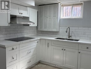 60 Toby Crescent in Hamilton, ON - Building Photo - Building Photo