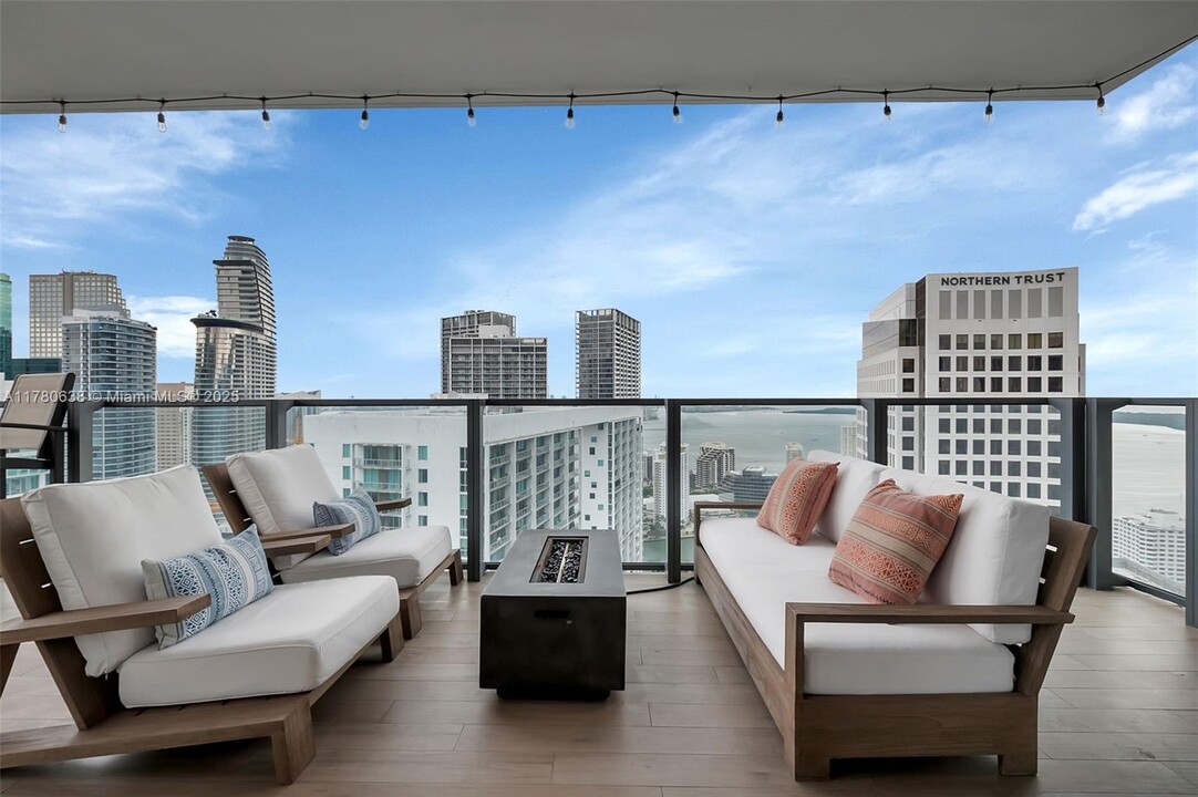 68 SE 6th St, Unit 3911 in Miami, FL - Building Photo