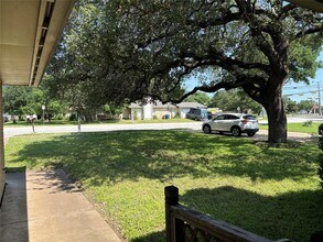 11905 Oak Knoll Dr in Austin, TX - Building Photo - Building Photo