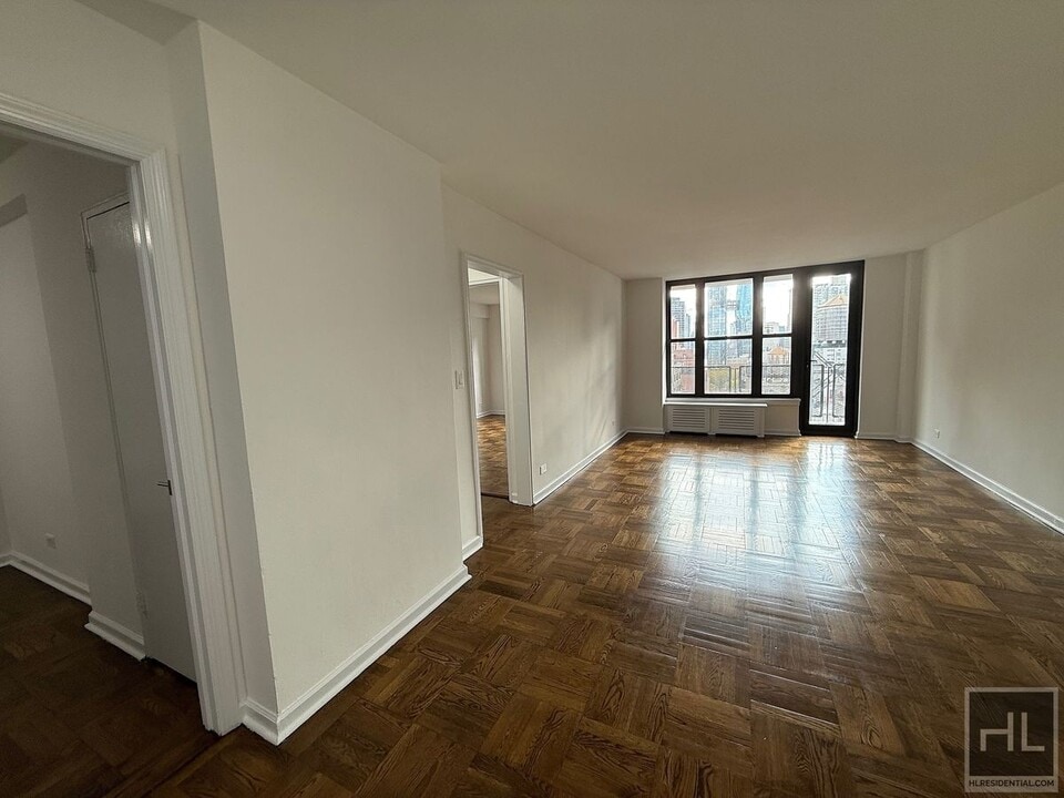 EAST 35 STREET in New York, NY - Building Photo