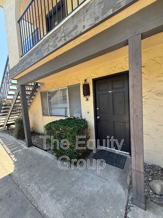 3145 W Campus Ave. in Visalia, CA - Foto de edificio
