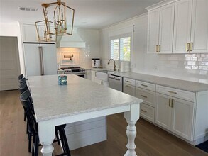 1833 Pandora Dr in Sarasota, FL - Building Photo - Building Photo