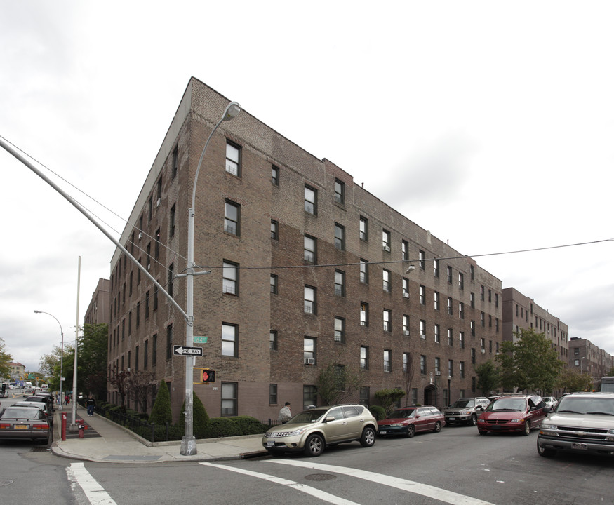 35-33 64th St in Flushing, NY - Foto de edificio