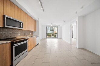 2150 N Bayshore Dr, Unit 0508 in Miami, FL - Building Photo - Building Photo