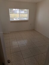 1200 Lake Victoria Dr in Royal Palm Beach, FL - Building Photo - Building Photo