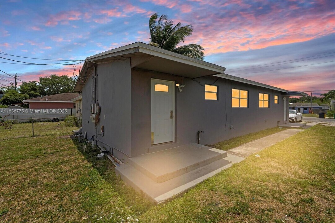 369 Phippen Waiters Rd in Dania Beach, FL - Building Photo