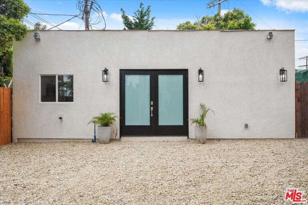 1091 1/2 S Mansfield Ave in Los Angeles, CA - Building Photo