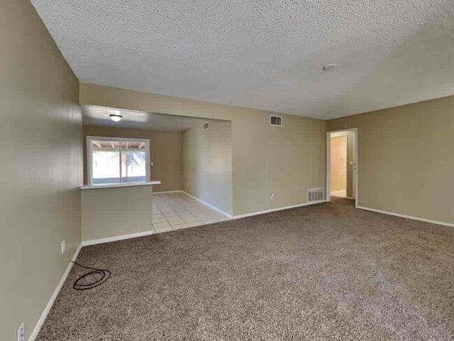 10635 Magnolia Ave in Riverside, CA - Building Photo - Building Photo