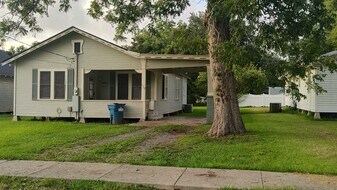 210 Clara St in Jennings, LA - Building Photo