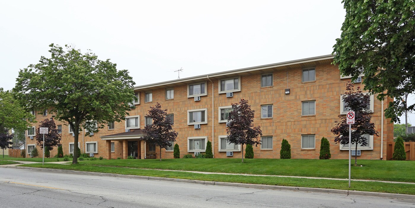 La Paz Apartments in Milwaukee, WI - Building Photo