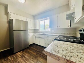 215 Miriam Dr, Unit B in Waterloo, IA - Building Photo - Building Photo