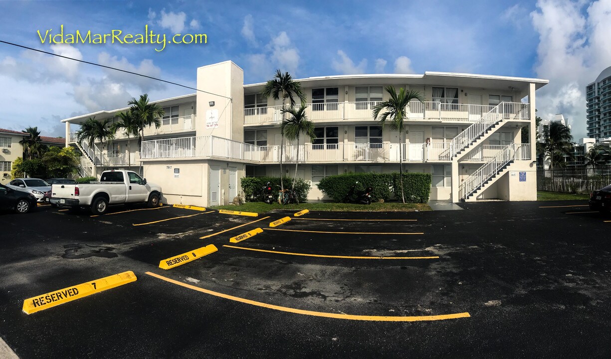 7917 West Dr in North Bay Village, FL - Building Photo