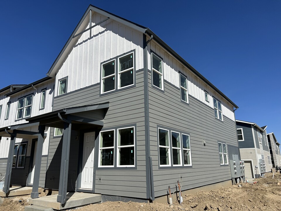 2747 Bear Spgs Cir in Longmont, CO - Building Photo
