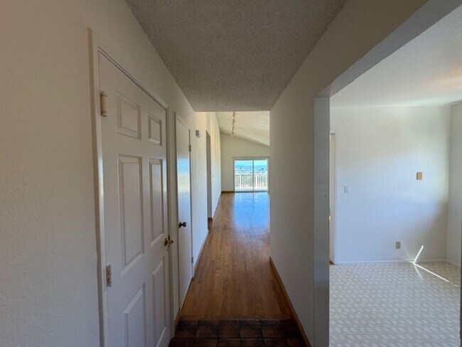 173 Valleyview Way in South San Francisco, CA - Building Photo - Building Photo