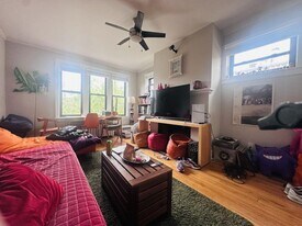 635 W Roscoe St in Chicago, IL - Building Photo