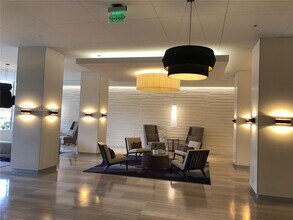 100 Bayview Dr in Sunny Isles Beach, FL - Foto de edificio - Building Photo