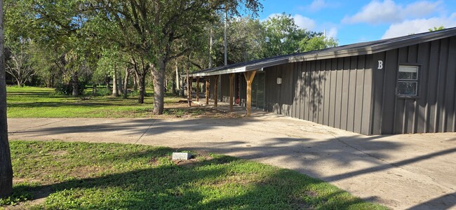 property at 1709 E Sioux Rd