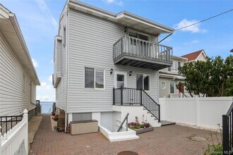 19 Pine Ln in Bayville, NY - Building Photo - Building Photo