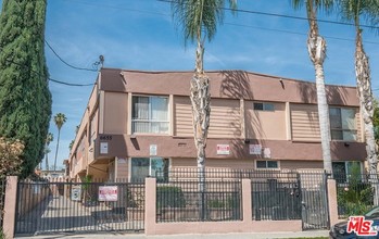 6655 Etiwanda Ave in Reseda, CA - Building Photo - Other