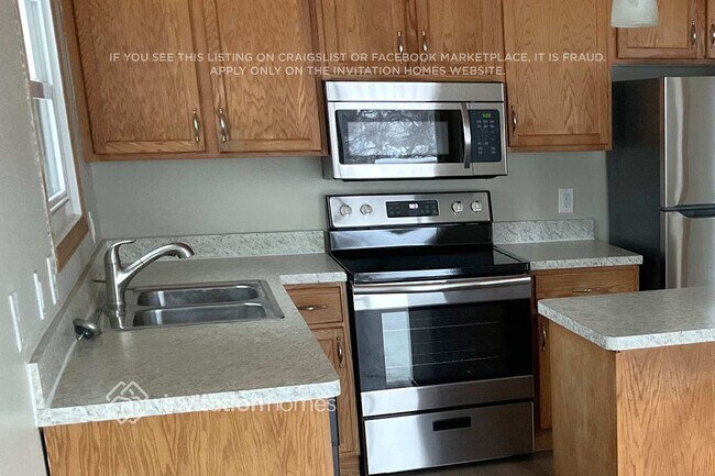 9908 108th Pl N in Maple Grove, MN - Foto de edificio - Building Photo