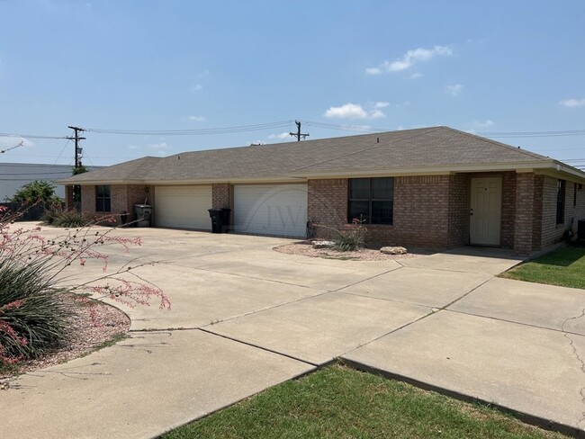 904 McDaniel Cir in Killeen, TX - Building Photo - Building Photo