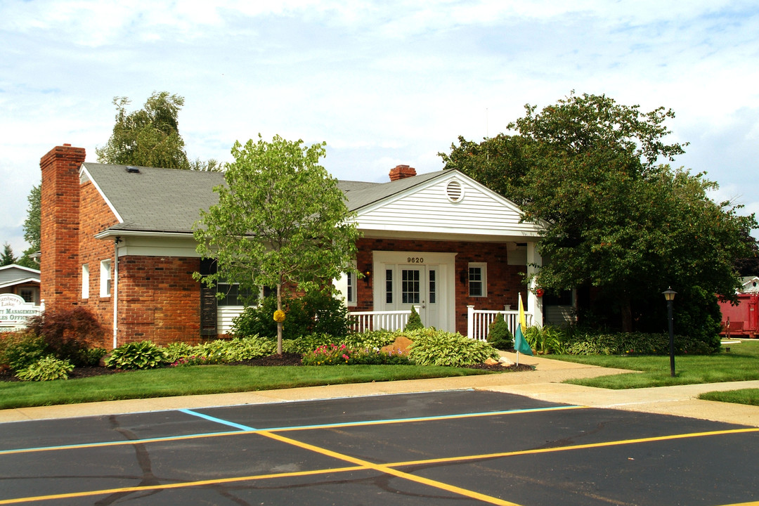 Cranberry Lake in White Lake, MI - Building Photo