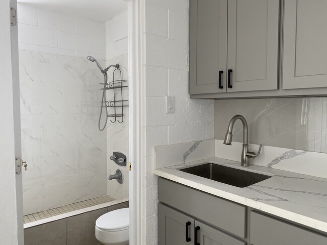 2509 Ala Wai Blvd, Unit 703 in Honolulu, HI - Building Photo - Building Photo