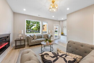 5901 W Erie St in Chicago, IL - Building Photo - Building Photo