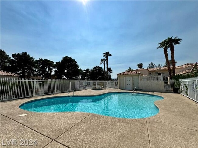 1900 N Torrey Pines Dr in Las Vegas, NV - Building Photo - Building Photo