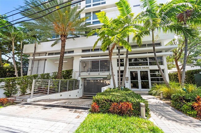 9901 E Bay Harbor Dr, Unit #503 in Bay Harbor Islands, FL - Foto de edificio - Building Photo