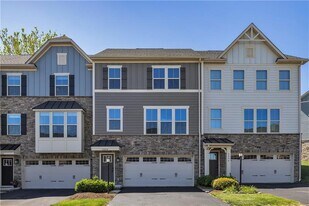 6004 Augusta Ln in Jeannette, PA - Building Photo