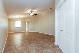 402 Maple Pointe Dr in Seffner, FL - Building Photo - Building Photo